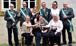 Die Dreyener Majestäten und ihr kreativer Thron freuen sich auf heitere und fröhliche Schützenfesttage. - Schützenverein Dreyen Die Dreyener Majestäten und ihr kreativer Thron freuen sich auf heitere und fröhliche Schützenfesttage. - Schützenverein Dreyen