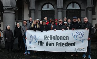 Vertreterinnen und Vertreter des Forums der Religionen haben gemeinsam mit Vertretern der Paderborner Politik zu einem friedlichen Miteinander in einer Welt voller gewaltsamer Konflikte aufgerufen. - Moritz Jülich Vertreterinnen und Vertreter des Forums der Religionen haben gemeinsam mit Vertretern der Paderborner Politik zu einem friedlichen Miteinander in einer Welt voller gewaltsamer Konflikte aufgerufen. - Moritz Jülich