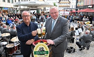 Auf ein schönes Wochenende: Werbegemeinschaftschef Jürgen Knabe und Bürgermeister Daniel Hartmann stoßen nach dem Fassanstich an. - Thomas Kube Auf ein schönes Wochenende: Werbegemeinschaftschef Jürgen Knabe und Bürgermeister Daniel Hartmann stoßen nach dem Fassanstich an. - Thomas Kube