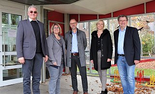 Pfarrer Hubertus Rath (v. l.), Petra Spilker-Husemann, Holger Wibbe, Claudia Flormann und Christian Rodemeyer stellen die Pläne für die neue Katholische KiTa in Bad Driburg vor. - Christian Schlichter Pfarrer Hubertus Rath (v. l.), Petra Spilker-Husemann, Holger Wibbe, Claudia Flormann und Christian Rodemeyer stellen die Pläne für die neue Katholische KiTa in Bad Driburg vor. - Christian Schlichter