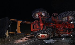 Der Traktor wurde stark beschädigt, ein Rad riss aus der Achse. - Polizei Minden-Lübbecke Der Traktor wurde stark beschädigt, ein Rad riss aus der Achse. - Polizei Minden-Lübbecke
