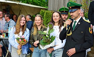 Ein Jungschützinnen-Trio bildet in diesem Jahr den Thron: Rieke Loke (v.l.) sowie Amelie und Lina Koch. Daneben Oberst Daniel Koch.Foto: Nicole Ellerbrake - Nicole Ellerbrake Ein Jungschützinnen-Trio bildet in diesem Jahr den Thron: Rieke Loke (v.l.) sowie Amelie und Lina Koch. Daneben Oberst Daniel Koch.Foto: Nicole Ellerbrake - Nicole Ellerbrake