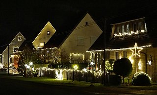 Jedes Haus leuchtet in den Winterhimmel und erzeugt zusammen mit den Nacbharhäusern eine einzigartige Atmosphäre. - Michael Grundmeier Jedes Haus leuchtet in den Winterhimmel und erzeugt zusammen mit den Nacbharhäusern eine einzigartige Atmosphäre. - Michael Grundmeier