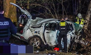 Ein Mann starb, der zweite schwebt in Lebensgefahr. Nach dem schweren Unfall an der Ummelner Straße ist die Identität der beiden Insassen immer noch ungeklärt. - Paul Brinkmann Ein Mann starb, der zweite schwebt in Lebensgefahr. Nach dem schweren Unfall an der Ummelner Straße ist die Identität der beiden Insassen immer noch ungeklärt. - Paul Brinkmann
