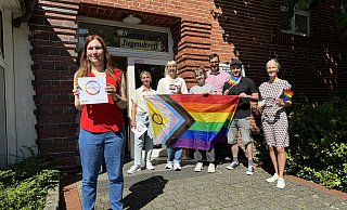 Jennifer Freise vom JTD freut sich über das neue Angebot gemeinsam mit Sarah Wydrinna, Imke Heller, Alexandra Lüüs, Manuel Tegethoff, Matthias Gronowski und Jana Hansjürgen. - Stadt Delbrück Jennifer Freise vom JTD freut sich über das neue Angebot gemeinsam mit Sarah Wydrinna, Imke Heller, Alexandra Lüüs, Manuel Tegethoff, Matthias Gronowski und Jana Hansjürgen. - Stadt Delbrück