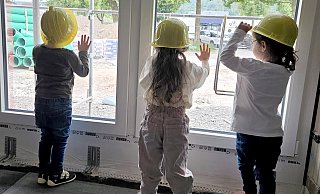 Gut behelmt lernen die Kinder ihre neue Kita Baumhaus in Beverungen das erste Mal schon während der Bauphase kennen. - Projekt Begegnung Kita Baumhaus Beverungen Gut behelmt lernen die Kinder ihre neue Kita Baumhaus in Beverungen das erste Mal schon während der Bauphase kennen. - Projekt Begegnung Kita Baumhaus Beverungen