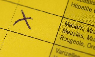 Zum Schutz vor ansteckenden Masern greift nun auch die zweite Stufe der vor zwei Jahren eingeführten Impfpflicht für Schulen und Kitas. Ende Juli endete die Frist zur Vorlage von Impfnachweisen für Kinder und Beschäftigte, die am 1. März 2020 schon in den Einrichtungen waren. - Marius Becker Zum Schutz vor ansteckenden Masern greift nun auch die zweite Stufe der vor zwei Jahren eingeführten Impfpflicht für Schulen und Kitas. Ende Juli endete die Frist zur Vorlage von Impfnachweisen für Kinder und Beschäftigte, die am 1. März 2020 schon in den Einrichtungen waren. - Marius Becker