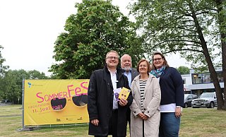 Gregor Burejza von der Sparkasse Herford, Bürgermeister Rüdiger Meier, Martina Stallmann von der Gemeinde Kirchlengern und Anke Sundermeier von der EWB freuen sich auf viele Besucher auf und um den Rathausvorplatz. - Jenny Westhues Gregor Burejza von der Sparkasse Herford, Bürgermeister Rüdiger Meier, Martina Stallmann von der Gemeinde Kirchlengern und Anke Sundermeier von der EWB freuen sich auf viele Besucher auf und um den Rathausvorplatz. - Jenny Westhues