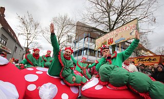 Am 14. August zieht der Festumzug anlässlich des einmaligen Jubiläums „111 Jahre Rosenmontagszüge in Steinheim“ durch die Emmerstadt. Das Foto zeigt den Umzug im Jahr 2019. - David Schellenberg Am 14. August zieht der Festumzug anlässlich des einmaligen Jubiläums „111 Jahre Rosenmontagszüge in Steinheim“ durch die Emmerstadt. Das Foto zeigt den Umzug im Jahr 2019. - David Schellenberg