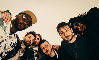 Welshly Arms, das sind: Sam Getz (Gesang, Gitarre), Brett Lindemann (Keyboard), Jimmy Weaver (Bass), Mikey Gould (Schlagzeug) und den beiden Background-Vocals Bri und Jon Bryant. - nn Welshly Arms, das sind: Sam Getz (Gesang, Gitarre), Brett Lindemann (Keyboard), Jimmy Weaver (Bass), Mikey Gould (Schlagzeug) und den beiden Background-Vocals Bri und Jon Bryant. - nn