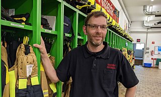 Bernd Gante von der Freiwilligen Feuerwehr berichtet über das Erlebte der Hiddenhauser Einsatzkräfte. - David Knapp Bernd Gante von der Freiwilligen Feuerwehr berichtet über das Erlebte der Hiddenhauser Einsatzkräfte. - David Knapp