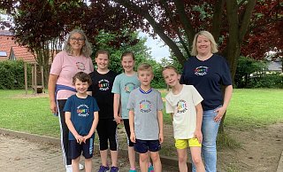 Schulleiterin Annegret Holz (v.l.), Juna, Finja, Lenja, Joshua, Julius und Konrektorin Astrid Weigmann präsentieren ihre neuen Schul-T-Shirts. - Grundschule Belke-Steinbeck/Besenkamp Schulleiterin Annegret Holz (v.l.), Juna, Finja, Lenja, Joshua, Julius und Konrektorin Astrid Weigmann präsentieren ihre neuen Schul-T-Shirts. - Grundschule Belke-Steinbeck/Besenkamp