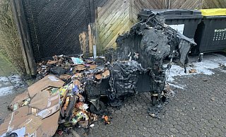 Verkohltes Resultat: Mülltonnen gerieten in der Silvesternacht wieder in Brand, wie hier an der Mönkebergstraße in Hoberge-Uerentrup. - Ivonne Michel Verkohltes Resultat: Mülltonnen gerieten in der Silvesternacht wieder in Brand, wie hier an der Mönkebergstraße in Hoberge-Uerentrup. - Ivonne Michel