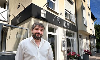 Inhaber Hashim Haider eröffnet am Samstag, 14. August, ein neues indisches Restaurant in Schloß Holte-Stukenbrock. Schriftzug und Logo des "Laila's" sollen von der Holter Straße aus gerade für vorbeifahrende Autofahrer gut sichtbar sein. - Andreas Frücht Inhaber Hashim Haider eröffnet am Samstag, 14. August, ein neues indisches Restaurant in Schloß Holte-Stukenbrock. Schriftzug und Logo des "Laila's" sollen von der Holter Straße aus gerade für vorbeifahrende Autofahrer gut sichtbar sein. - Andreas Frücht