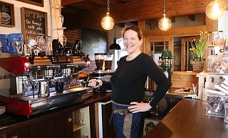 Adine Abrams hat den Schritt in die Selbstständigkeit gewagt und im ehemaligen Kaffeehus im Strohe in Tonnenheide ihr Café eröffnet. - Sonja Rohlfing Adine Abrams hat den Schritt in die Selbstständigkeit gewagt und im ehemaligen Kaffeehus im Strohe in Tonnenheide ihr Café eröffnet. - Sonja Rohlfing
