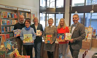 Klaus Schäfer (v.l.), Katharina Linnemann, Tanja Huckemann (Bonifatius), Ulrike Mertens, Heike Schwarzenberg und Oliver Bekirsch (Sparkasse) mit den ausgewählten Büchern für die Paderborner Kinderbuchwoche. - Marc Schröder Klaus Schäfer (v.l.), Katharina Linnemann, Tanja Huckemann (Bonifatius), Ulrike Mertens, Heike Schwarzenberg und Oliver Bekirsch (Sparkasse) mit den ausgewählten Büchern für die Paderborner Kinderbuchwoche. - Marc Schröder