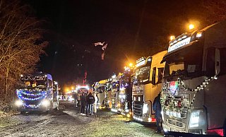 Bei der Sälzer Lichterfahrt überbieten sich die Fahrerinne und Fahrer mit Beleuchtungsideen für ihre Fahrzeuge. - Carola Drabon Bei der Sälzer Lichterfahrt überbieten sich die Fahrerinne und Fahrer mit Beleuchtungsideen für ihre Fahrzeuge. - Carola Drabon