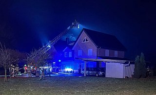 In der Nacht zu Freitag rückte die Feuerwehr Delbrück zu einem Wohnhaus an der Straße Buddenbruch im Stadtteil Anreppen aus., - Feuerwehr Delbrück In der Nacht zu Freitag rückte die Feuerwehr Delbrück zu einem Wohnhaus an der Straße Buddenbruch im Stadtteil Anreppen aus., - Feuerwehr Delbrück