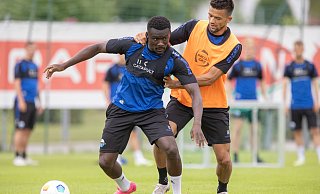 Visar Musliu (r.), hier beim Sommer-Trainingslager in Tirol, kann wohl am Sonntag gegen Hannover spielen. Teamkollege Sirlord Conteh (l.) meldete sich am Dienstag krank. - Oliver Krato Visar Musliu (r.), hier beim Sommer-Trainingslager in Tirol, kann wohl am Sonntag gegen Hannover spielen. Teamkollege Sirlord Conteh (l.) meldete sich am Dienstag krank. - Oliver Krato