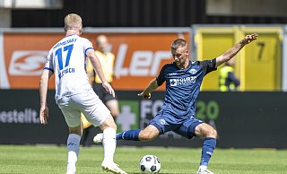 Sebastian Klaas (r.) gewinnt den Zweikampf gegen seinen Ex-Teamkollegen Kai Klefisch. - David Inderlied/dpa Sebastian Klaas (r.) gewinnt den Zweikampf gegen seinen Ex-Teamkollegen Kai Klefisch. - David Inderlied/dpa
