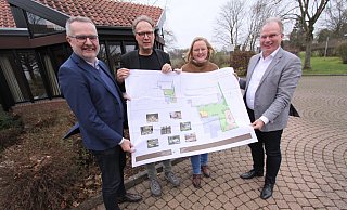 Olaf Reinmuth, Jörg Lange, Martina Kechlo und Kai-Uwe Spanhofer präsentieren die Planung für die neue Kita in Sundern. Voraussichtlich im Sommer sollen die Bauarbeiten beginnen. - Björn Kenter Olaf Reinmuth, Jörg Lange, Martina Kechlo und Kai-Uwe Spanhofer präsentieren die Planung für die neue Kita in Sundern. Voraussichtlich im Sommer sollen die Bauarbeiten beginnen. - Björn Kenter