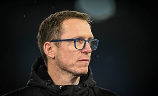 Nach der Niederlage in Regensburg stützt Arminia Bielefelds Sport-Vorstand Michael Mutzel seinen Trainer Mitch Kniat. - IMAGO/osnapix Nach der Niederlage in Regensburg stützt Arminia Bielefelds Sport-Vorstand Michael Mutzel seinen Trainer Mitch Kniat. - IMAGO/osnapix