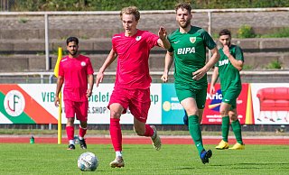 Im Gleichschritt: Fichtes Garon Zeibig (am Ball) und Dornbergs Frederik Kühn möchten mit ihren Teams am Sonntag jeweils Siege einfahren. - Andreas Zobe Im Gleichschritt: Fichtes Garon Zeibig (am Ball) und Dornbergs Frederik Kühn möchten mit ihren Teams am Sonntag jeweils Siege einfahren. - Andreas Zobe