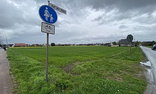 Noch ist der Acker an der Ecke Alter Postweg/Auf der Hude eingesät. Bald schon sollen dort die Bauarbeiten beginnen. - Nicole Sielermann Noch ist der Acker an der Ecke Alter Postweg/Auf der Hude eingesät. Bald schon sollen dort die Bauarbeiten beginnen. - Nicole Sielermann