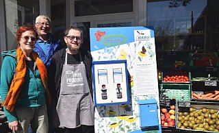 Regine Steffen (v. l.), Friedhelm Diebrok und James Grogan vor dem Unverpacktladen mit dem Automaten für Falterfutter. - Mareike Patock Regine Steffen (v. l.), Friedhelm Diebrok und James Grogan vor dem Unverpacktladen mit dem Automaten für Falterfutter. - Mareike Patock