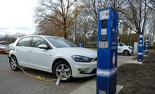 Am Maspernplatz stehen Ladesäulen für E-Autos bereit. - Benedikt Riemer Am Maspernplatz stehen Ladesäulen für E-Autos bereit. - Benedikt Riemer