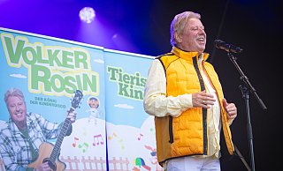 Volker Rosin bezeichnet sich selbst als "König der KInderdisco". Ins Bielefelder Wiesenbad kamen 1.500 Menschen, um mitzusingen. - Mike-Dennis Mller / www.mdm.photo Volker Rosin bezeichnet sich selbst als "König der KInderdisco". Ins Bielefelder Wiesenbad kamen 1.500 Menschen, um mitzusingen. - Mike-Dennis Mller / www.mdm.photo