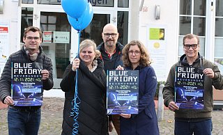 Beverungen Marketing mit Stefan Przyjemski (v. l.), Heike Schultz, Sebastian Kübler (alle AG Einzelhandel), Projektleiterin Verena Hoppe und Geschäftsführer Rembert Stiewe präsentieren den Aktionstag "Blue Friday". - Torsten Wegener Beverungen Marketing mit Stefan Przyjemski (v. l.), Heike Schultz, Sebastian Kübler (alle AG Einzelhandel), Projektleiterin Verena Hoppe und Geschäftsführer Rembert Stiewe präsentieren den Aktionstag "Blue Friday". - Torsten Wegener