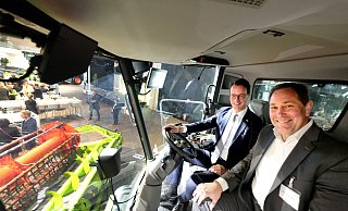NRW-Ministerpräsident Hendrik Wüst nahm bei seinem Besuch in Harsewinkel neben Claas-CEO Jan-Hendrik Mohr Platz. NRW-Ministerpräsident Hendrik Wüst nahm bei seinem Besuch in Harsewinkel neben Claas-CEO Jan-Hendrik Mohr Platz.