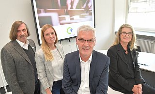 Albrecht Pförtner und seine ersten Mitarbeiterinnen Lina Wiegmann-Cardinal (l.) und Christiane Beckhoff wurden zum Dienstantritt von Bürgermeister Norbert Morkes begrüßt. - Jens Dünhölter Albrecht Pförtner und seine ersten Mitarbeiterinnen Lina Wiegmann-Cardinal (l.) und Christiane Beckhoff wurden zum Dienstantritt von Bürgermeister Norbert Morkes begrüßt. - Jens Dünhölter