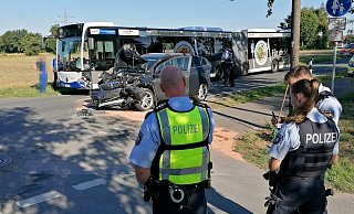 Der Opel Mokka prallte beim Rechtsabbiegen auf die Sander Straße gegen den Gelenkbus. - Polizei Paderborn Der Opel Mokka prallte beim Rechtsabbiegen auf die Sander Straße gegen den Gelenkbus. - Polizei Paderborn