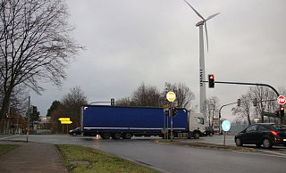 An der Kreuzung der B239 mit der Industriestraße kam es zu dem Unfall. Nach einer halben Stunde konnte die Bundesstraße wieder freigegeben werden. - Sandra Spieker (Symbolfoto) An der Kreuzung der B239 mit der Industriestraße kam es zu dem Unfall. Nach einer halben Stunde konnte die Bundesstraße wieder freigegeben werden. - Sandra Spieker (Symbolfoto)