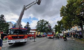 Die Feuerwehr startete eine Rettungsaktion, da der Teleskopmast, auf dem Menschen hochgefahren waren, nicht mehr zu bewegen war. - Feuerwehr Espelkamp Die Feuerwehr startete eine Rettungsaktion, da der Teleskopmast, auf dem Menschen hochgefahren waren, nicht mehr zu bewegen war. - Feuerwehr Espelkamp