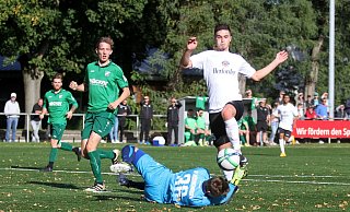 Kehrt zurück: Aytürk Gecim (r.), hier 2017 in einer Partie gegen den SV Rödinghausen II, trug schon von 2016 bis 2018 das Trikot des SC Herford. Mit dem damaligen Gegenspieler Kevin Harder (2. v. l.) spielt er künftig zusammen. - Yvonne Gottschlich Kehrt zurück: Aytürk Gecim (r.), hier 2017 in einer Partie gegen den SV Rödinghausen II, trug schon von 2016 bis 2018 das Trikot des SC Herford. Mit dem damaligen Gegenspieler Kevin Harder (2. v. l.) spielt er künftig zusammen. - Yvonne Gottschlich