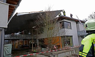Dier Feuerwehr hat das verwehte Blechdach durchtrennt, so dass der größere Teil in den Innenhof abgesenkt werden konnte. - Frank-Michael Kiel-Steinkamp Dier Feuerwehr hat das verwehte Blechdach durchtrennt, so dass der größere Teil in den Innenhof abgesenkt werden konnte. - Frank-Michael Kiel-Steinkamp