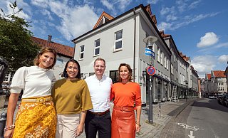 Das Chef-Quartett (v.l.) : Claudia Buse, Sonja Altan, Patrick Korndörfer und Kathrin Reinkemeier vor dem zukünftigen Charlies. - Oliver Krato Das Chef-Quartett (v.l.) : Claudia Buse, Sonja Altan, Patrick Korndörfer und Kathrin Reinkemeier vor dem zukünftigen Charlies. - Oliver Krato
