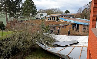 Ein Teil des Blechdachs der Grundschule Landsberger Straße wurde vom Orkan in Nachbars Garten getragen. - Frank-Michael Kiel-Steinkamp Ein Teil des Blechdachs der Grundschule Landsberger Straße wurde vom Orkan in Nachbars Garten getragen. - Frank-Michael Kiel-Steinkamp