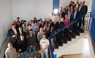 Die 30 Schülerinnn und Schüler des neuen Bildungsgangs "FOS" Polizei am Freiherr-vom-Stein-Berufskolleg in Bad Oeynhausen. Zur Einschulung konnte Standortleiter Olaf Nennker auch Regierungspräsidentin Anna Katharina Bölling, Landrat Ali Dogan und Kreisdirektor Mathias Schmidt begrüßen. - Nicole Bliesener Die 30 Schülerinnn und Schüler des neuen Bildungsgangs "FOS" Polizei am Freiherr-vom-Stein-Berufskolleg in Bad Oeynhausen. Zur Einschulung konnte Standortleiter Olaf Nennker auch Regierungspräsidentin Anna Katharina Bölling, Landrat Ali Dogan und Kreisdirektor Mathias Schmidt begrüßen. - Nicole Bliesener