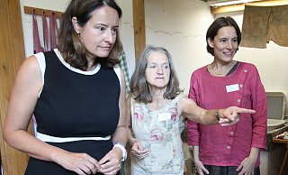 Anna Katharina Bölling (l.) informierte sich bei Ingrid Kerber (M.) und Daniela Perthes von der Kulturwerkstatt, - Björn Kenter Anna Katharina Bölling (l.) informierte sich bei Ingrid Kerber (M.) und Daniela Perthes von der Kulturwerkstatt, - Björn Kenter