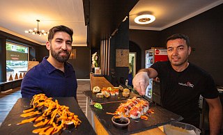 Soleyman Qurbani (l.) und sein Bruder Shuaeb mit Spezialitäten aus ihrer Sushi-Küche. - www.mdm.photo Soleyman Qurbani (l.) und sein Bruder Shuaeb mit Spezialitäten aus ihrer Sushi-Küche. - www.mdm.photo