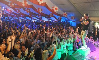 Hier tobt der Bär: In den Festzelt gibt es ein volles Bühnenprogramm, wobei seit Jahren Partysänger dabei sind, die für besonders ausgelassene Stimung sorgen. Das ist auch beim Blama 2017 nicht anders. - Hans-Günther Meyer Hier tobt der Bär: In den Festzelt gibt es ein volles Bühnenprogramm, wobei seit Jahren Partysänger dabei sind, die für besonders ausgelassene Stimung sorgen. Das ist auch beim Blama 2017 nicht anders. - Hans-Günther Meyer