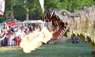 Drache Fangdorn zieht viele Blicke auf sich. Lange Warteschlangen gab es an den ersten Tagen des Gütersloher Mittelalterfestes aber weder bei den Showeinlagen noch an den Essensständen. Drache Fangdorn zieht viele Blicke auf sich. Lange Warteschlangen gab es an den ersten Tagen des Gütersloher Mittelalterfestes aber weder bei den Showeinlagen noch an den Essensständen.