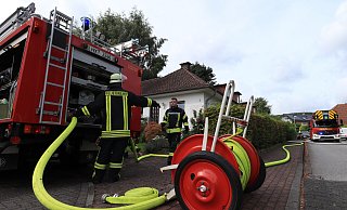 Feuerwehr-Einsatz mit der Drehleiter in Bereitstellung am Alten Postweg in Bad Driburg. - David Schellenberg Feuerwehr-Einsatz mit der Drehleiter in Bereitstellung am Alten Postweg in Bad Driburg. - David Schellenberg