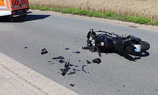 Der 41-jährige Motorradfahrer aus Kirchlengern wurde bei dem Unfall am Montagmittag auf dem Spradower Weg verletzt. - Kreispolizei Der 41-jährige Motorradfahrer aus Kirchlengern wurde bei dem Unfall am Montagmittag auf dem Spradower Weg verletzt. - Kreispolizei
