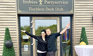Elvira und Waldemar Schefner hatten am Eröffnungstag schon alle Hände voll zu tun und hoffen, dass es so weiter geht. - Carola Drabon Elvira und Waldemar Schefner hatten am Eröffnungstag schon alle Hände voll zu tun und hoffen, dass es so weiter geht. - Carola Drabon