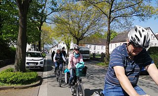 Bisher haben sich auf der Corveyer Allee Radfahrer und Autos die Fahrbahn geteilt. Die Geschwindigkeitsbeschränkung verschwand, obwohl die neue Radwegumleitung noch gar nicht da war. Foto: Burkhard Battran - Burkhard Battran Bisher haben sich auf der Corveyer Allee Radfahrer und Autos die Fahrbahn geteilt. Die Geschwindigkeitsbeschränkung verschwand, obwohl die neue Radwegumleitung noch gar nicht da war. Foto: Burkhard Battran - Burkhard Battran